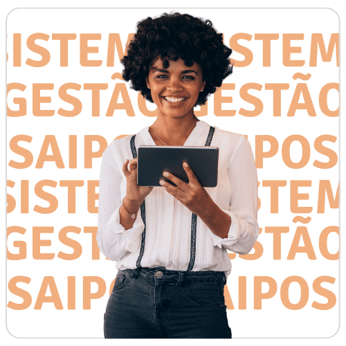 Mulher negra sorridente, de cabelos cacheados, segura um tablet. Veste blusa branca e calça jeans. Ao fundo, as palavras "Sistema", "Gestão" e "Saipos" repetidas em tons de bege sobre branco.