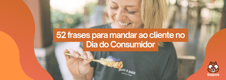 Mulher loira sorri enquanto segura um espetinho de comida. No centro, um retângulo laranja com o texto "52 frases para mandar ao cliente no Dia do Consumidor". Logotipo Saipos no canto inferior.
