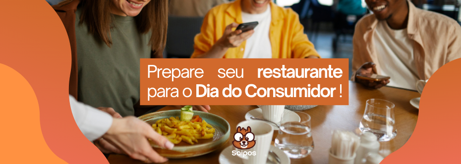 Três pessoas sentadas ao redor de uma mesa de restaurante com pratos de comida e a frase: "Prepare seu restaurante para o Dia do Consumidor!". No canto, o logo da Saipos.