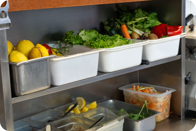 armazenamento de alimentos em potes de plastico e alumínio em estantes de alumínio em um restaurante