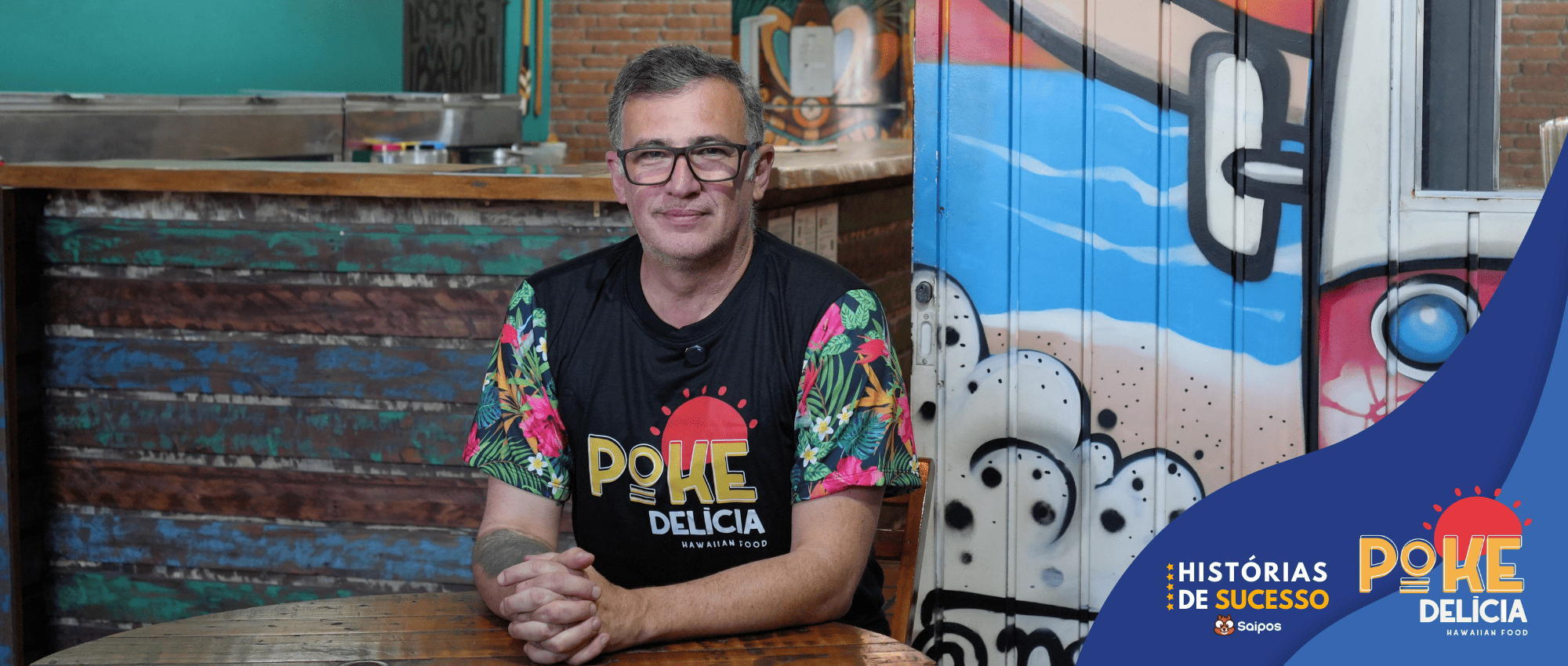 Homem com camiseta da Poke Delicia sentado em restaurante, ao lado da arte “Histórias de Sucesso”, representando a história de sucesso da poke delicia com a Saipos