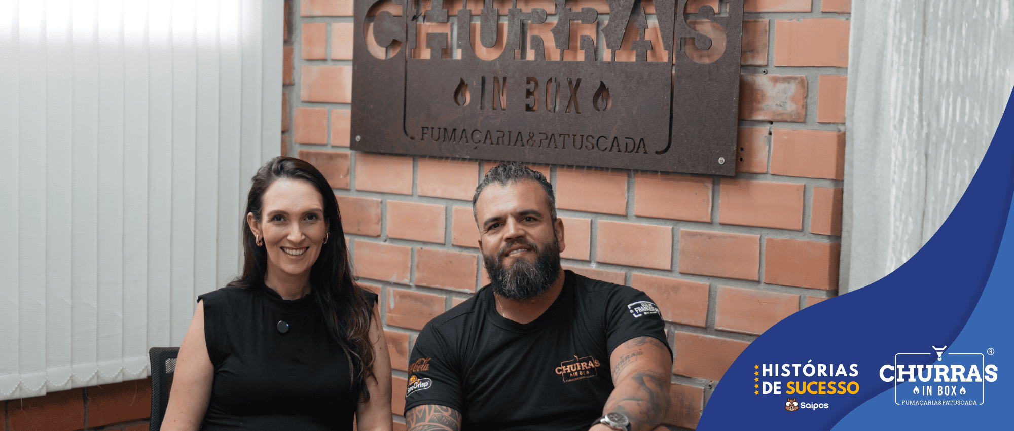 Casal sentado em frente à placa do restaurante Churras In Box, representando a historia de sucesso do churras in box com a Saipos.
