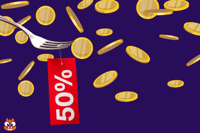 Garfo segurando etiqueta vermelha com desconto de 50% sobre fundo roxo cercado por moedas douradas flutuando, com mascote Saipos no canto inferior esquerdo, ilustrando conceito de cupom e lucro para restaurantes.