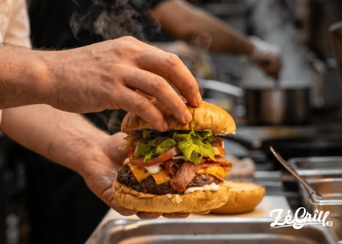 Hamburguer de carne com bacon da Zé Grill, cliente da Saipos.