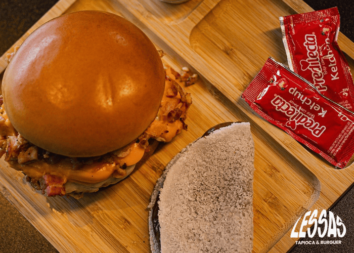 Combo de hamburguer com tapioca da Lessa's