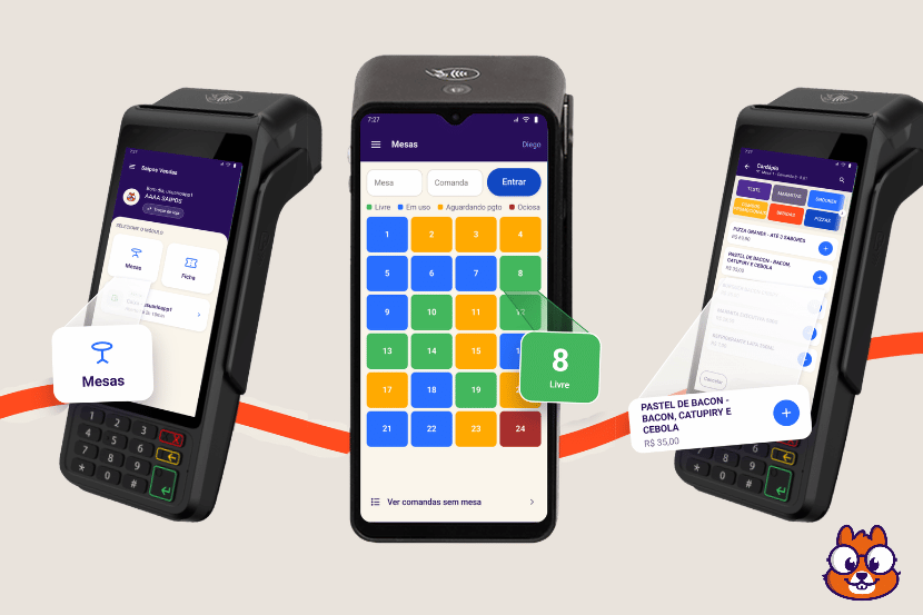 Três terminais POS pretos com sistema de comanda eletrônica Saipos: à esquerda mostra menu "Mesas" em interface roxa, ao centro smartphone exibe grade colorida de 24 mesas numeradas com mesa 8 destacada em verde como "Livre", à direita terminal mostra cardápio com item "Pastel de Bacon - Bacon, Catupiry e Cebola R$ 35,00", mascote laranja no canto inferior direito