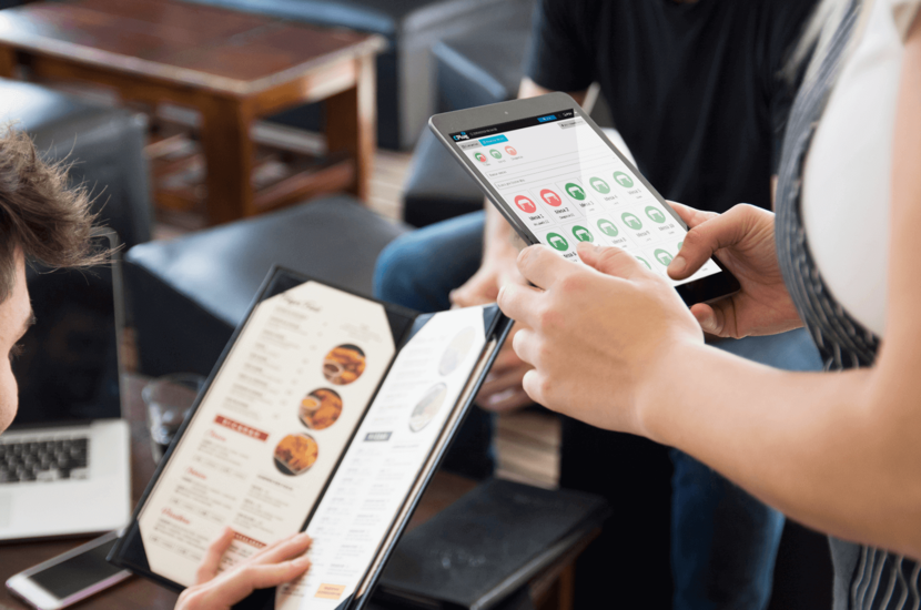 Garçom utilizando da tecnologia para levar pedido até a equipe da cozinha