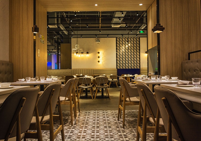 Salão de restaurante com luz ambiente