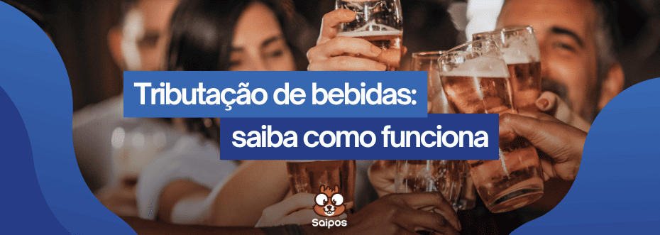 pessoas ao fundo brindado com um copo de cerveja. Sobre a foto está escrito "Tributação de bebidas: saiba como funciona"