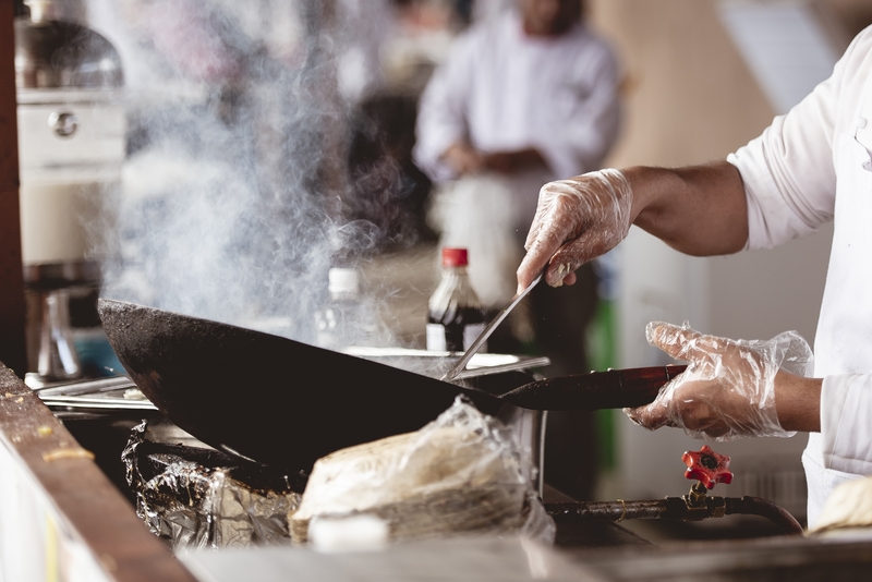 chef trabalhando em uma cozinha profissional