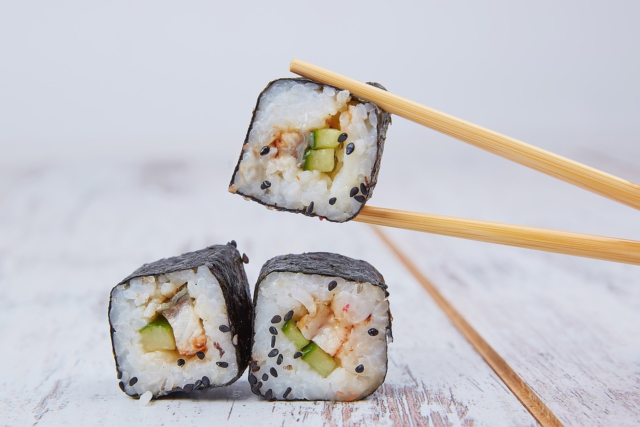 sushi de atum com pepino