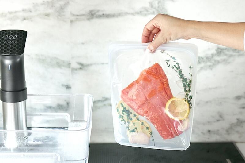 Pessoa realizando o método de cocção sous vide