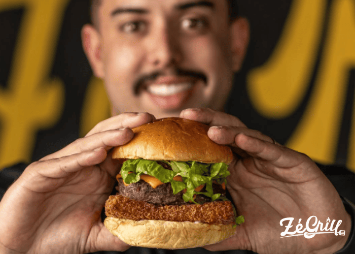 Rafael Bessa, cliente Saipos, apresentando seu hamburguer da Zé Grill