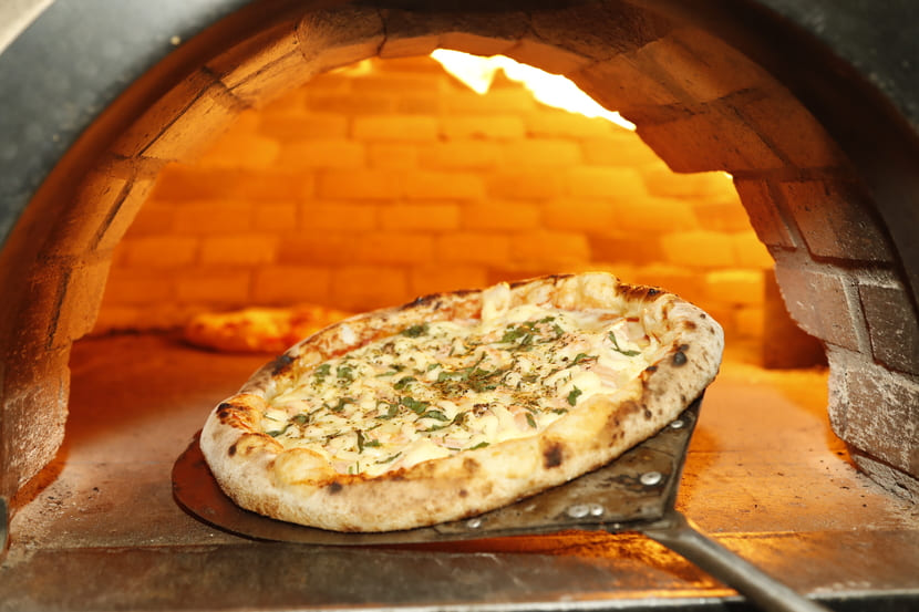 Pizza saindo do forno