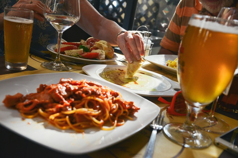 Mesa com pratos de comida e cerveja